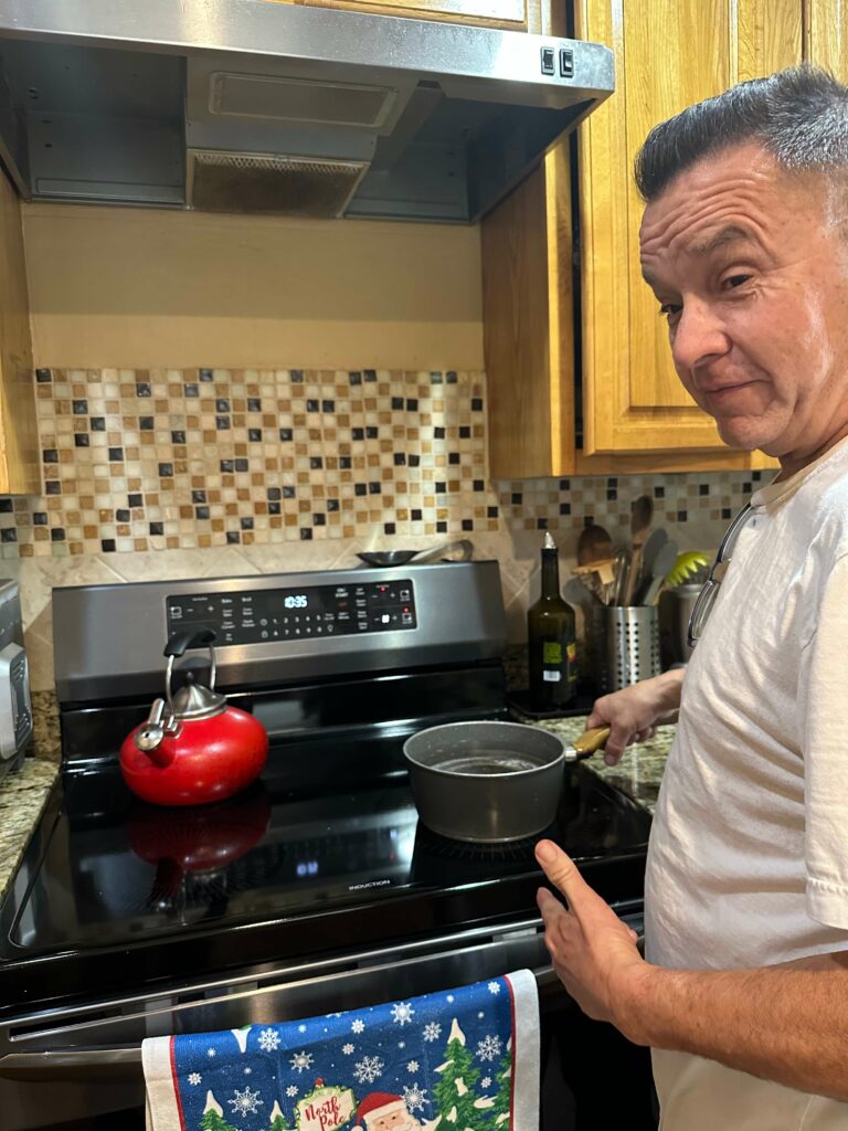 Abel Melendrez cocinando en la nueva estufa eléctrica de inducción de la familia.